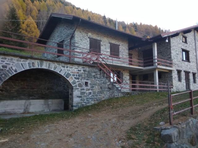 Rustico in vendita a Challand Saint Victor, Aosta