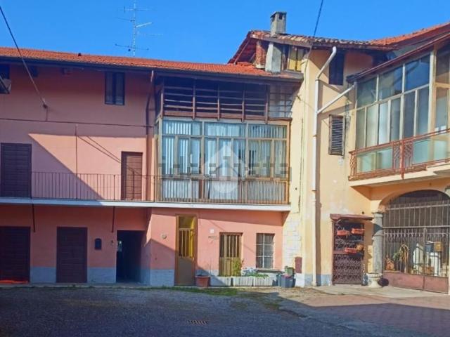 Rustico in vendita a Carnago, Lombardia
