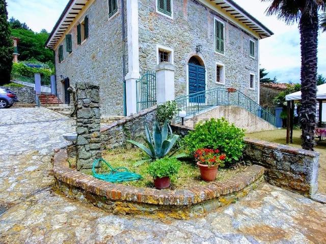 Rustico in vendita a Camaiore, Toscana