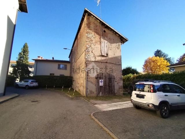 Rustico in vendita a Novate Brianza, Merate