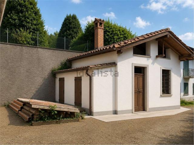 Rustico in vendita a Dolzago, Lombardia