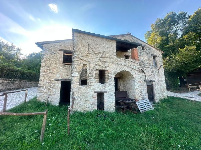 Rustico in vendita a Colli Sul Velino, Lazio