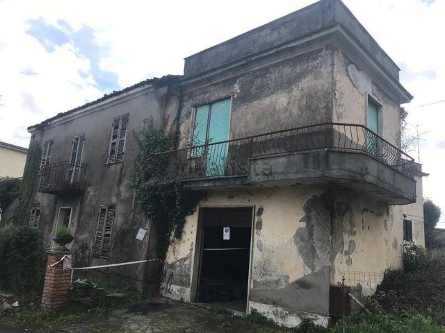 Rustico in vendita a Frosinone, Lazio