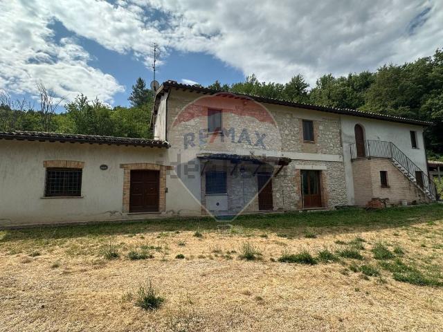 Rustico in vendita a Foligno, Umbria