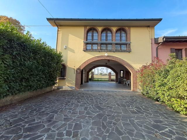 Rustico in vendita a Pieve Porto Morone, Lombardia