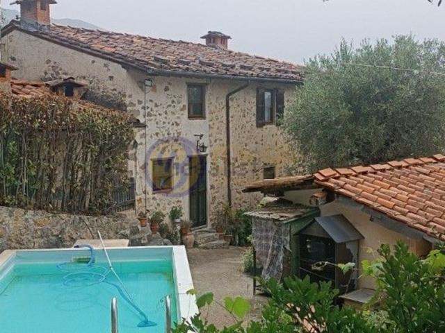 Rustico in vendita a Montebello, Camaiore