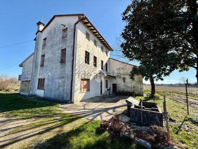Rustico in vendita a Fiume Veneto, Friuli-Venezia Giulia
