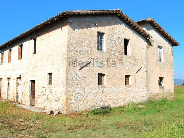 Rustico in vendita a Foligno, Umbria