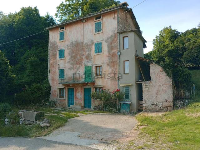 Rustico in vendita a Bosco Chiesanuova, Veneto