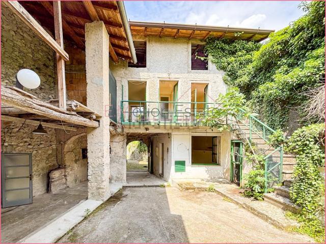 Rustico in vendita a Comunità Montana Parco Alto Garda bresciano, Gardone Riviera