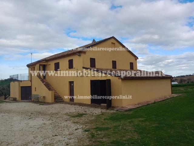 Rustico in vendita a Castelnuovo, Marche