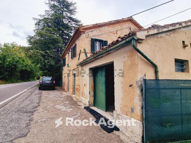 Rustico in vendita a Montale, Marche