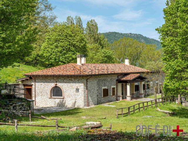 Rustico in vendita a Orvinio, Rieti