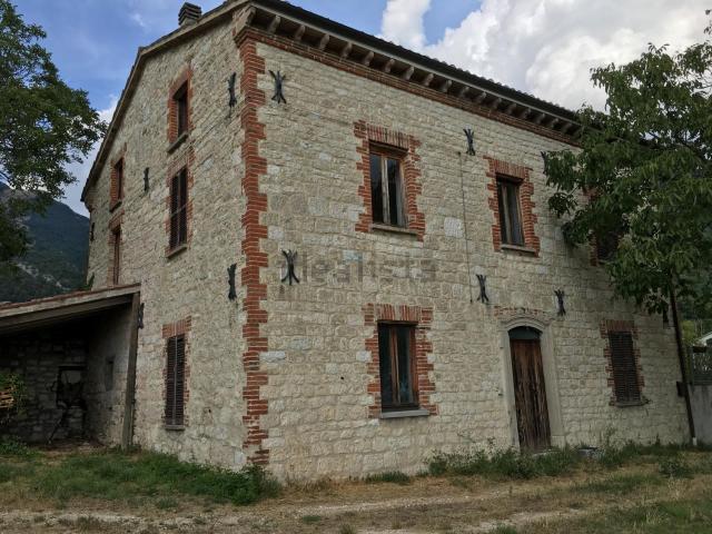 Rustico in vendita a Costacciaro, Umbria