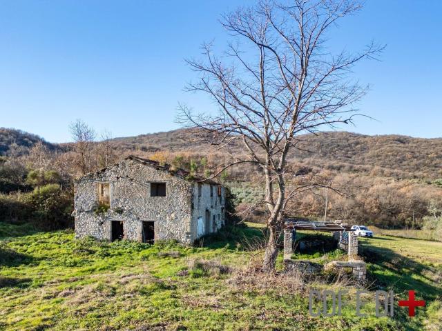Rustico in vendita a Poggio Moiano, Lazio