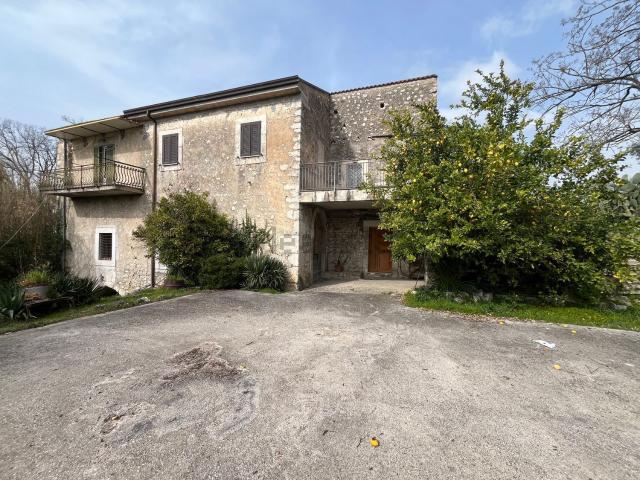 Rustico in vendita a Roccasecca, Lazio