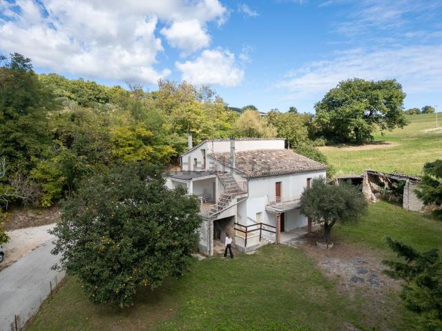 Rustico in vendita a Pitino, Marche