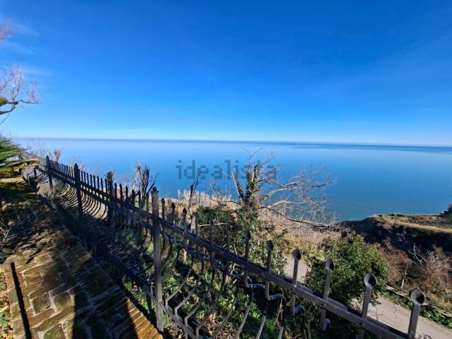 Rustico in vendita a Baia Flaminia, Marche
