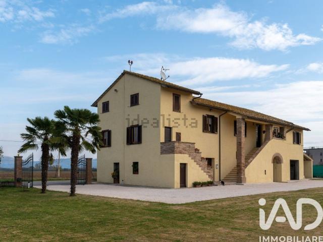 Rustico in vendita a Bastia Umbra, Umbria