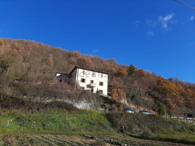 Rustico in vendita a Foligno, Umbria