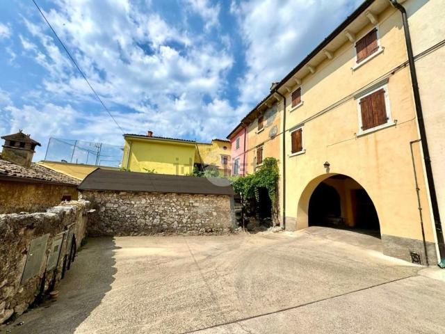 Rustico in vendita a Caprino Veronese, Veneto
