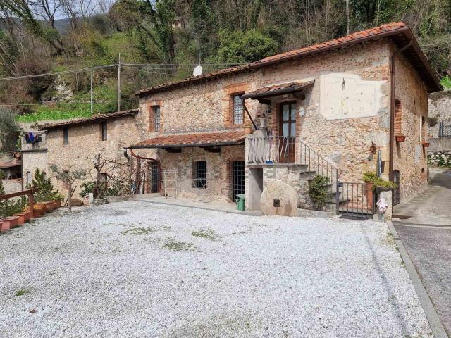 Rustico in vendita a Camaiore, Toscana
