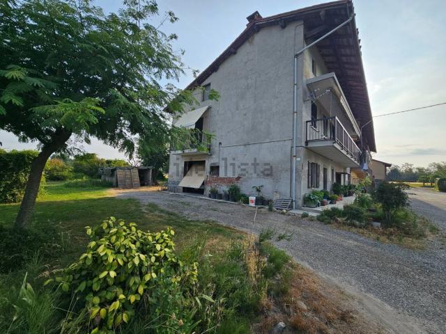 Rustico in vendita a Oleggio, Novara