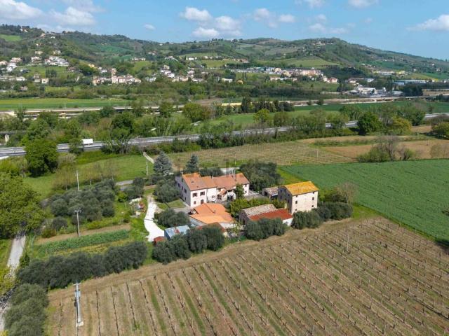 Rustico in vendita a Maiolati Spontini, Ancona