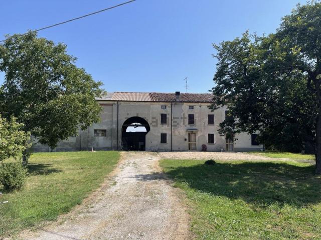 Rustico in vendita a Suzzara, Lombardia
