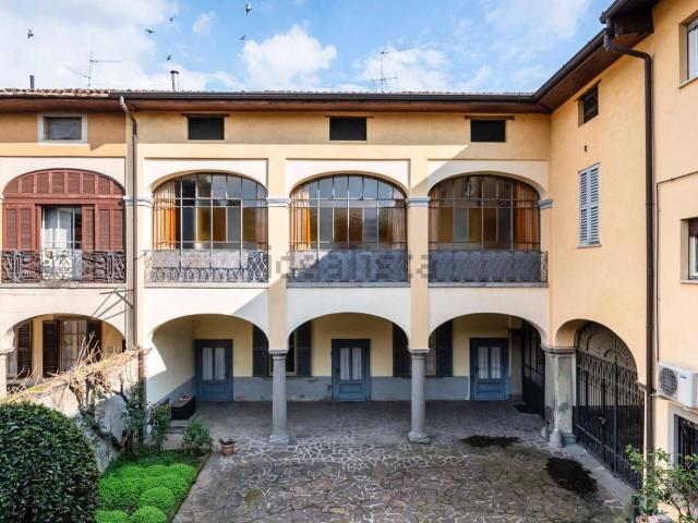 Rustico in vendita a Stezzano, Lombardia