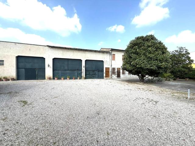Rustico in vendita a Roverchiara, Veneto