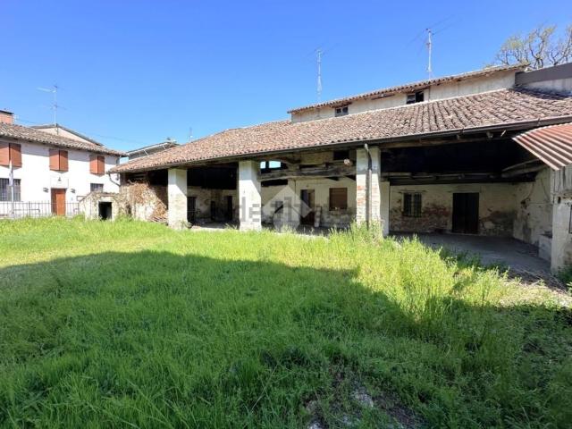 Rustico in vendita a Torlino Vimercati, Lombardia