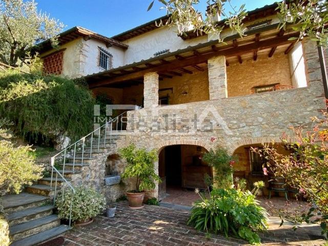 Rustico in vendita a Camaiore, Toscana