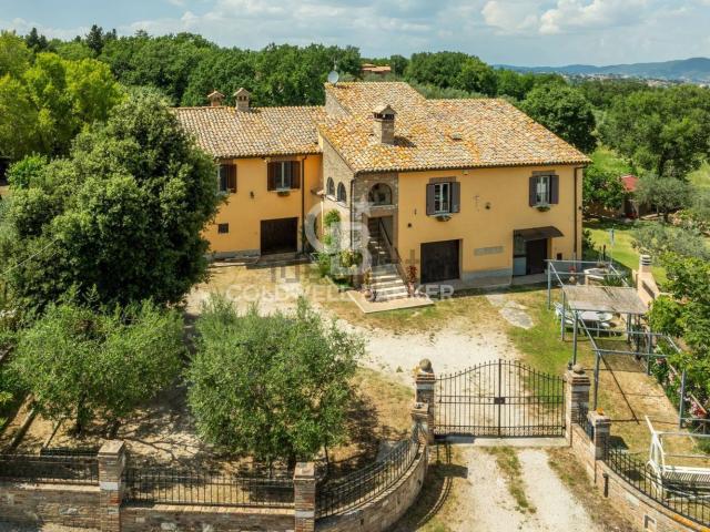 Rustico in vendita a Gualdo Cattaneo, Umbria