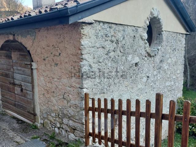 Rustico in vendita a Ferrara Di Monte Baldo, Veneto