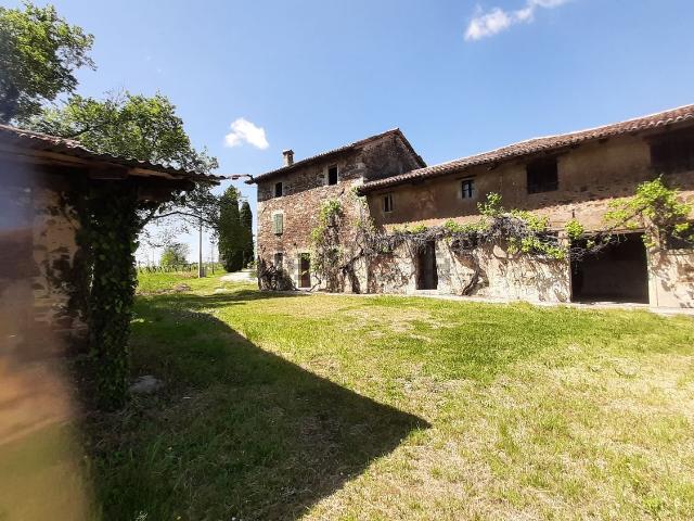 Rustico in vendita a Manzano, Friuli-Venezia Giulia