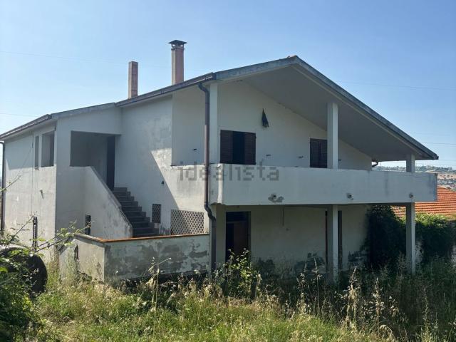 Rustico in vendita a Seconda Zona P.E.E.P., Pineto