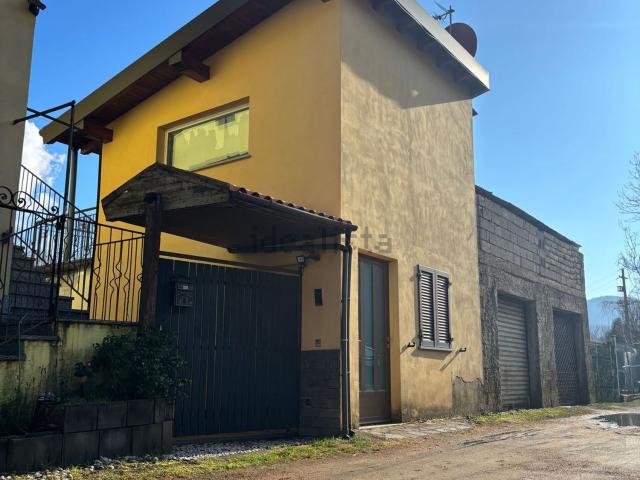 Rustico in vendita a Roncaccio, Bisuschio