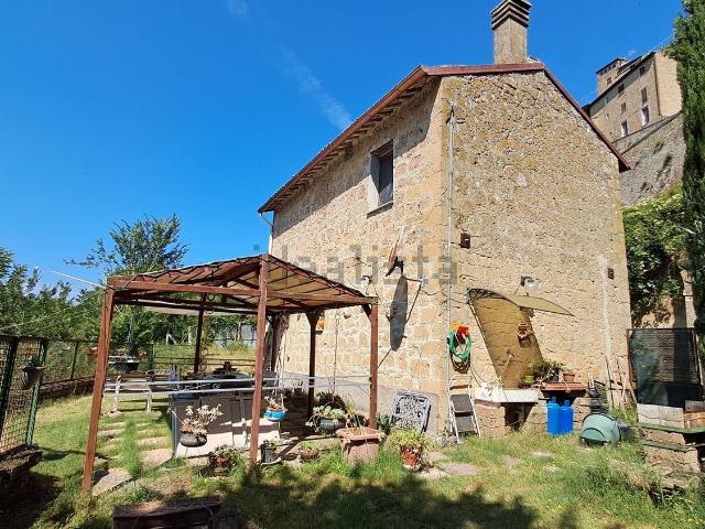 Rustico in vendita a Grotte Di Castro, Lazio