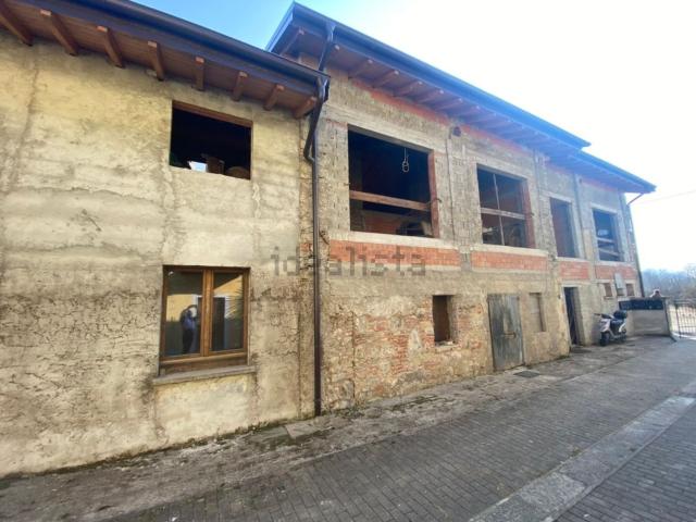 Rustico in vendita a Carlazzo, Lombardia