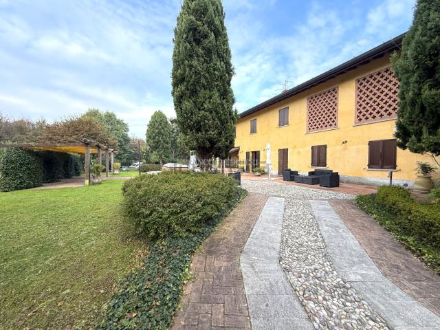 Rustico in vendita a Osnago, Lombardia