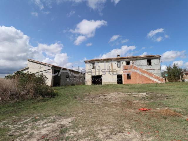 Rustico in vendita a Bellante, Abruzzo