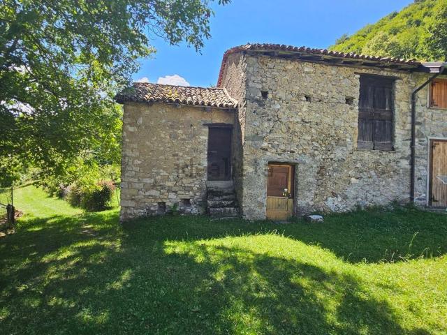 Rustico in vendita a Esino Lario, Lombardia