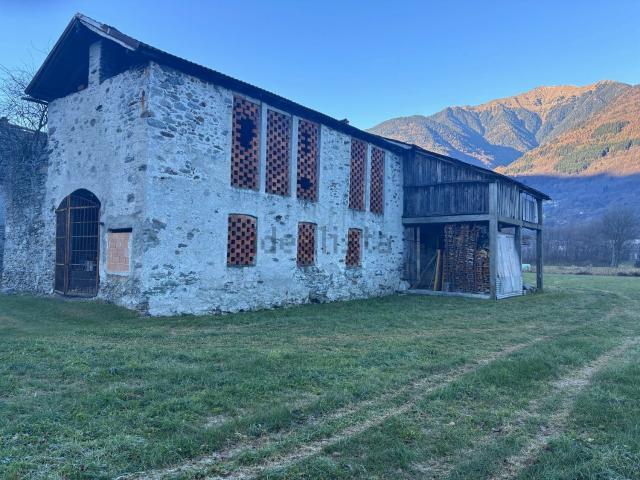 Rustico in vendita a Fusine, Lombardia
