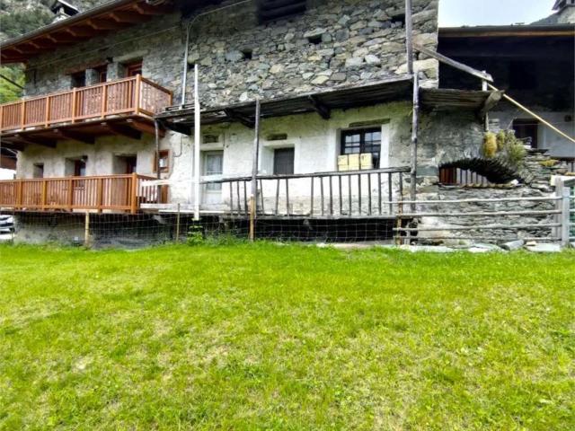 Rustico in vendita a Challand Saint Anselme, Aosta