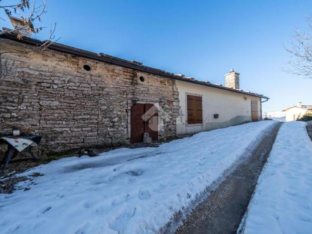 Rustico in vendita a Erbezzo, Veneto