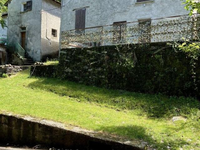Rustico in vendita a Schignano, Lombardia