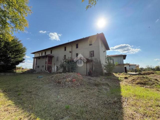 Rustico in vendita a Brembate, Lombardia