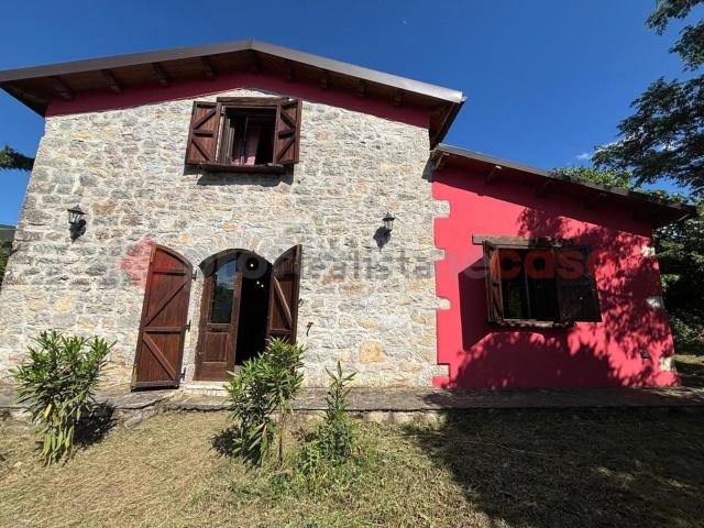 Rustico in vendita a Monteroduni, Molise