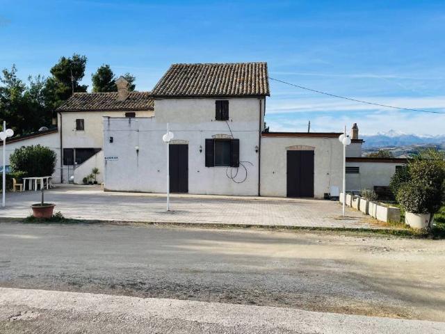 Rustico in vendita a Unione dei Comuni della Val Vibrata, Ancarano